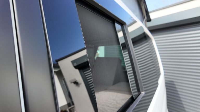 2 Echtglas Schiebefenster mit Moskitoschutz inklusive