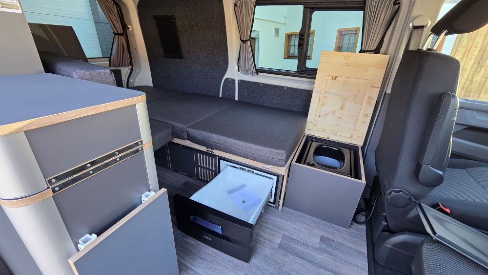 mit festverbauter Toilettenbox