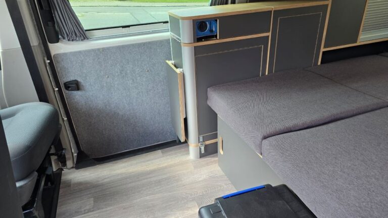 Enorm viel Platz vor dem Doppelbett